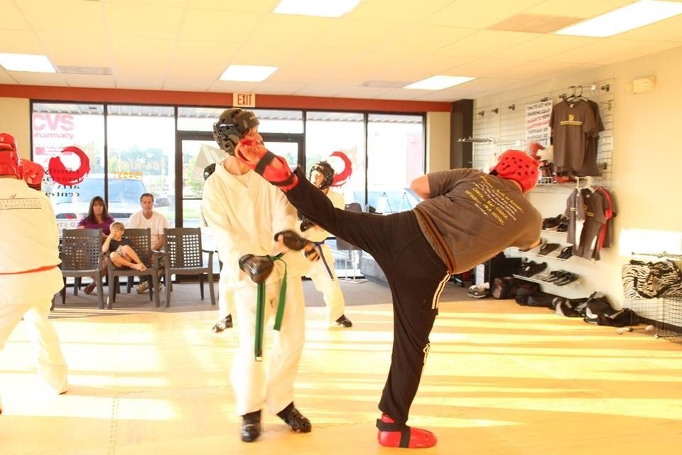 Entrenamiento y combate de taekwondo en clase