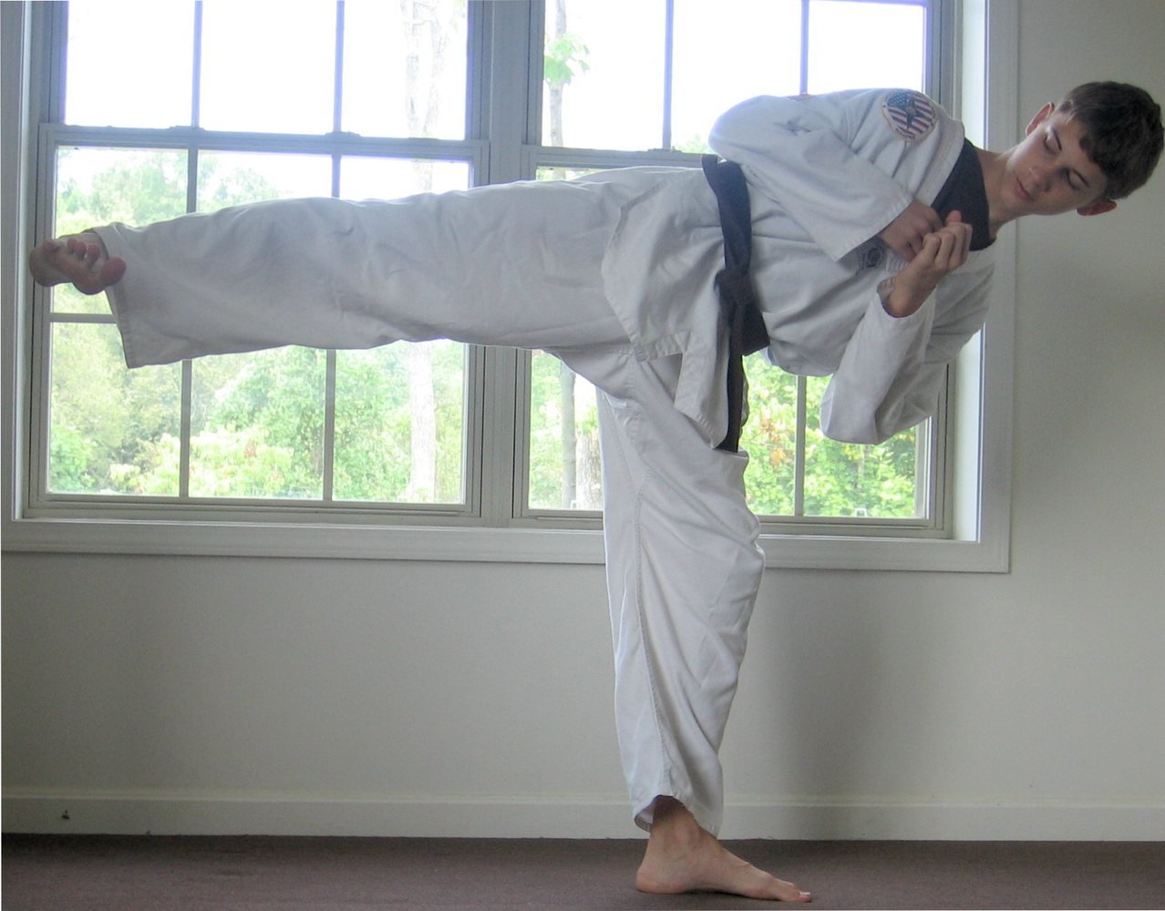 Ejercicio de patada lateral en taekwondo